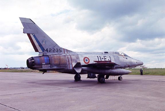 Picture of a French F-100. Click on this picture to 
          start the video.