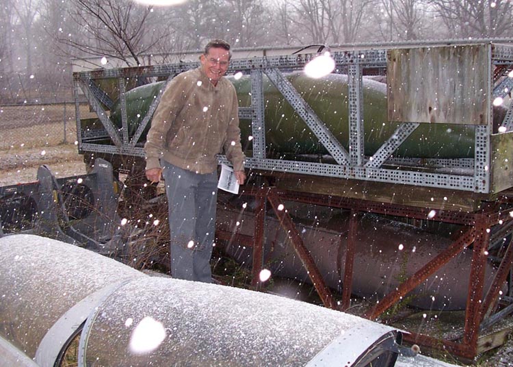 First picture of the 200-gallon tank. Click on the picture to enlarge it.